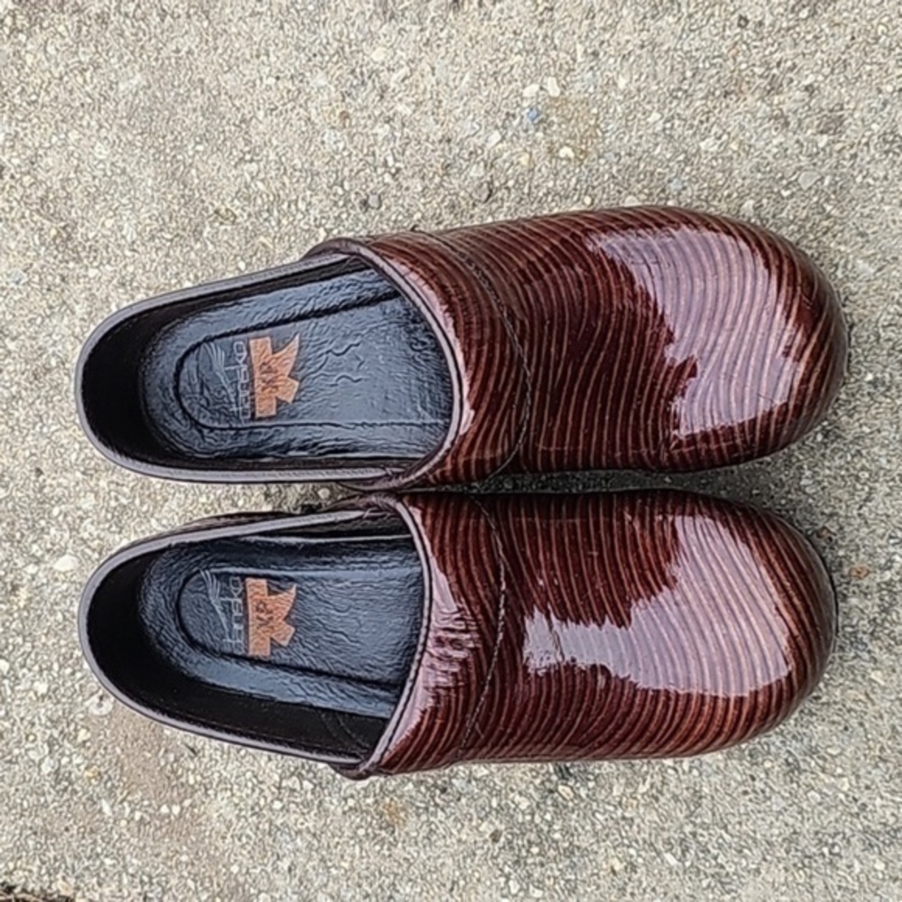 Dansko XP Clogs - Brown Wavy Striped Patent Leather - Size 36 (US 6)